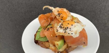 Cómo preparar este brioche con salmón ahumado, aguacate y huevo de codorniz