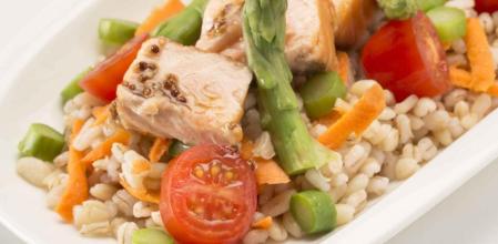 Todos los cereales que necesitas en esta ensalada con salmón