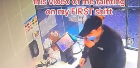 La joven, tendida en el suelo mientras su compañera la observa