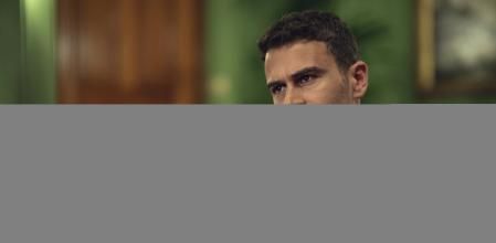 Theo James estuvo nominado al Emmy por 'The White Lotus'.