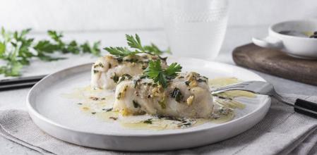 Prepara esta receta de merluza a la mantequilla de ajo tan sabrosa en tan solo media hora