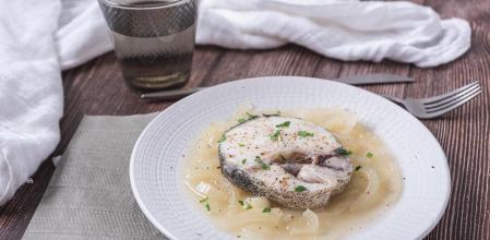 Merluza con cebolla en el microondas o la receta más resultona para cocinar cualquier pescado