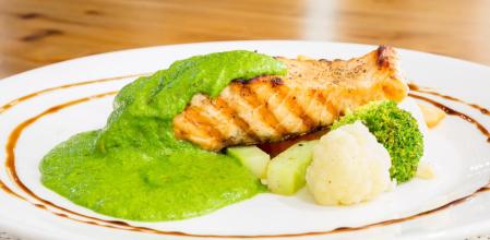 Merluza en salsa verde al microondas, una receta sencilla y rápida