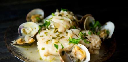 Merluza con almejas, un clásico que tiene el éxito asegurado