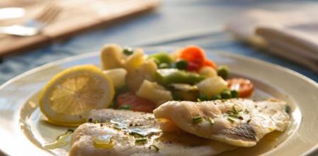Receta ligera de merluza al horno con verduras al vapor
