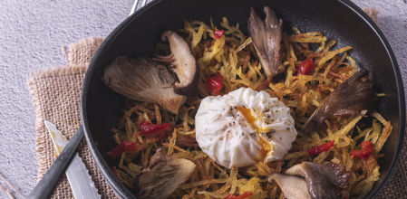 La receta de setas con huevos escalfados y patatas paja que querrás cocinar siempre