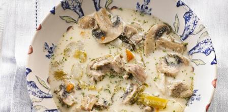 Aprende a preparar esta reconfortante sopa de pollo, champiñones y nuez moscada