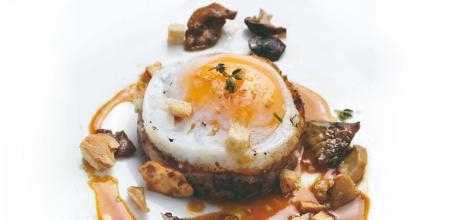 Aprende a preparar esta receta de huevo de pato con setas y tocino ahumado