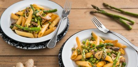 Aprende a preparar esta receta de macarrones con setas, guisantes y trigueros