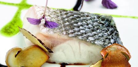 Sorprende con esta exquisita receta de lubina con setas y salsa de regaliz
