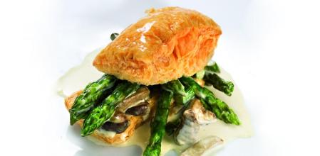 Triunfa con esta receta de colmenillas y espárragos verdes con hojaldre