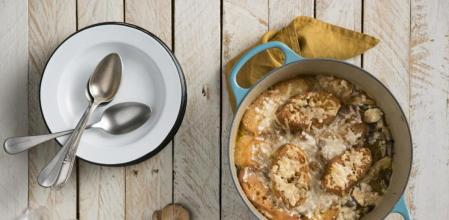 Cuídate con esta sofisticada sopa de ajo y setas