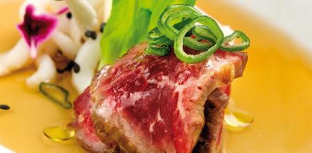 Deléitate con una sabrosa sopa de fideos japoneses y carpaccio