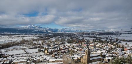 Este domingo la Cerdanya se ha despertado bien blanqueada. En primer término, el pueblo de Llívia
