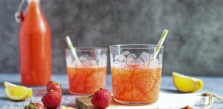 La receta de limonada de fresas para refrescarte durante los días más calurosos