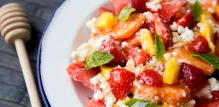 Deléitate con esta macedonia de frutas y requesón