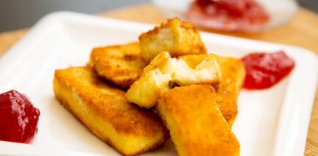 Aprende a preparar queso brie rebozado con mermelada de fresa