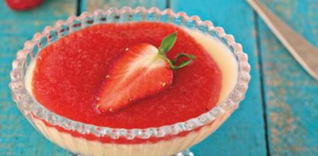 Receta vegana: pudín de soja con salsa de fresas