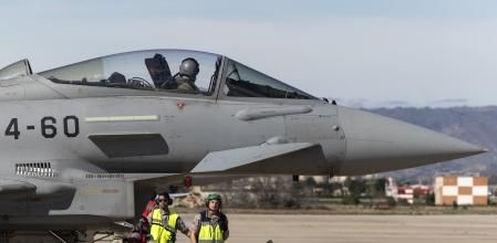 GRAFAND8840. MÁLAGA, 13/02/2024.- Militares junto a uno de los aviones Eurofighter C.16 en la base aérea de Málaga en el marco de la operación 'Eagle Eye', organizada por el Mando Operativo Aéreo (MOA) del Ejército que integra las capacidades del Ejército del Aire y del Espacio, el Ejército de Tierra y la Armada, con el objetivo de mejorar la respuesta militar ante posibles ataques, y que desplegará en la costa de Málaga, Granada y el mar de Alborán cerca de 2.000 efectivos hasta el próximo viernes. EFE/Daniel Pérez