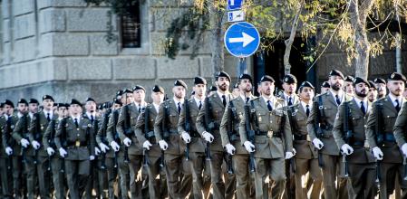 foto xavier cervera 19/01/2023 (militares ejercito español) principio d la cumbre franco hispana en barcelona ,a la cabeza el presidente pedro sanchez y emmanuelle macron ,en presencia pere aragones, delegada gobierno meugenia gay y alcaldesa colau en las inmediaciones del palau nacional, montjuic, barcelona