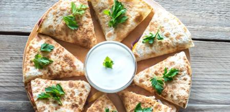 Prepara estos irresistibles triángulos 'crunchy' de queso en pocos minutos