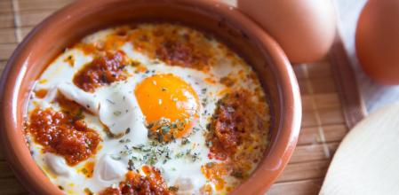 Cómo hacer huevos al horno con sobrasada
