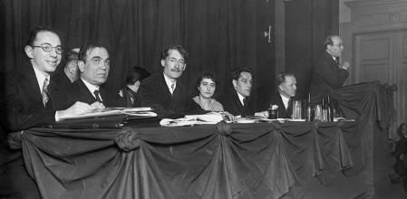 Congreso antifascista en Berlín. Münzenberg es el tercero por la derecha