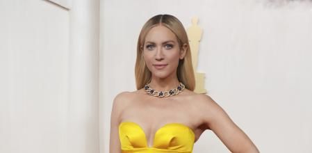 Brittany Snow con vestido amarillo de Mônot en la alfombra roja de los premios Oscar