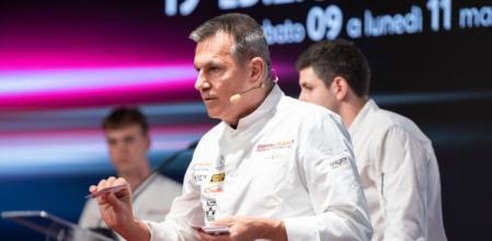 Oriol Castro durante la ponencia del restaurante Disfrutar en Identità Golose 2024