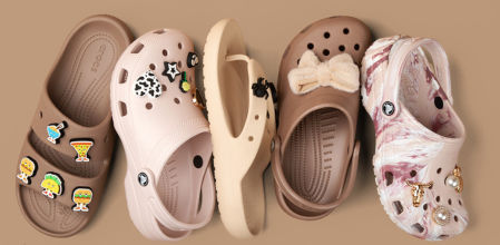 Crocs de diferentes tonos, patrones y personalizadas.