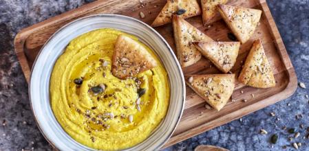 Prepara esta receta de hummus de cúrcuma tan deliciosa y rápida