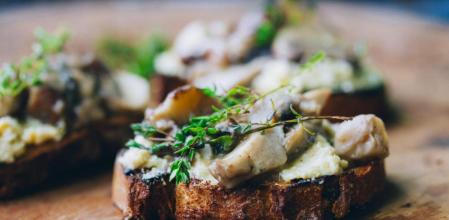 Prepara estas fáciles tostadas con champiñones y hummus que querrás comer a todas horas