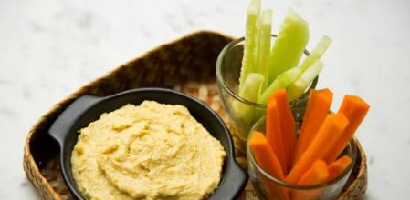 Hummus con crudités de zanahoria y pepino, un aperitivo rico y ligero