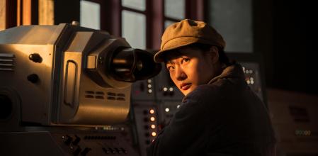 Zine Tseng como Ye Wenjie, desterrada a una base donde se intenta contactar con vida extraterrestre.