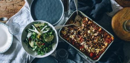 Lasaña de lentejas, acelgas, queso feta y avellanas, una receta nutritiva y sabrosa