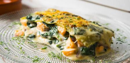 La lasaña de salmón y verduras más original