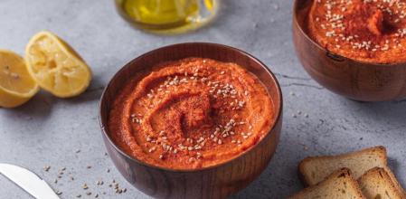 Sorprende con esta original receta de hummus con piquillos y pimentón