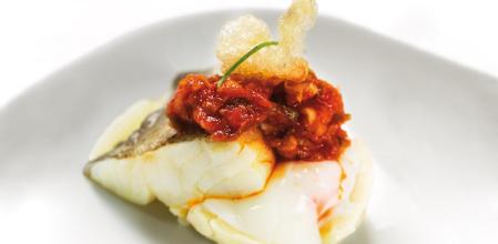 Cómo hacer bacalao con pimiento sobre patata y huevo