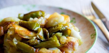 Patatas salteadas con pimientos verdes, un plato barato y nutritivo