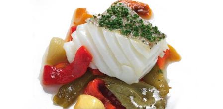 Cómo hacer un jugoso bacalao confitado con pimientos