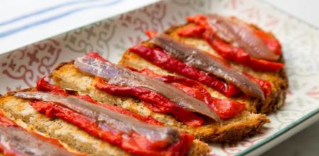 Tostadas con pimiento asado y anchoas, un entrante dulce y sofisticado