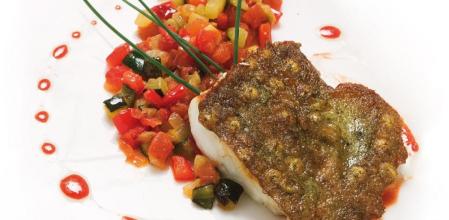 Prepara un delicioso rodaballo con fritura y salsa de pimientos rojos