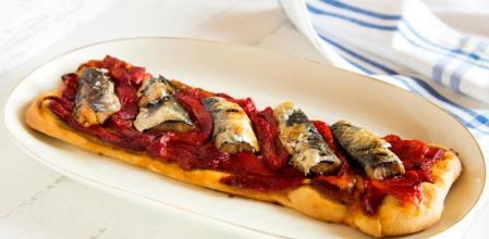 Prepara esta crujiente coca de sardinas y pimiento rojo