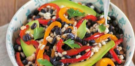 Receta vegetariana: ensalada de cebada, alubias negras, pimientos y aguacates