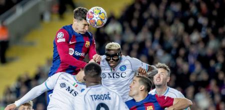 Robert Lewandowski salta por encima de toda la defensa del Nápoles para rematar de cabeza