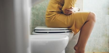Una persona con dolor abdominal por un mal tránsito intestinal.