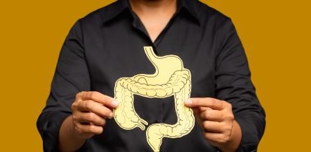 Un hombre sujetando el dibujo de un cólon.