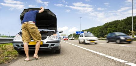 Los estafadores hacen creer a sus víctimas que el coche se ha quedado sin gasolina y que no llevan dinero para repostar&nbsp;