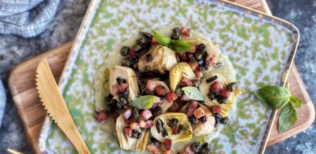 Prepara estas alcachofas con panceta, alcaparras y aceitunas tan suculentas