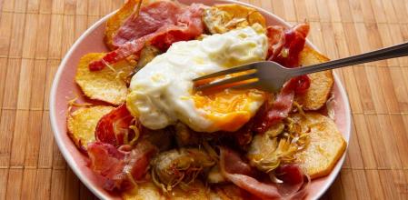 Patatas con alcachofas y huevos, una receta exquisita y muy sencilla
